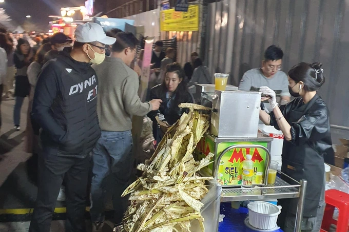 Chân dung hot girl Việt giàu sụ nhờ xe nước mía ở Hàn, phải thuê gấp người bán 2 tấn mía/3 ngày? - Hình 4
