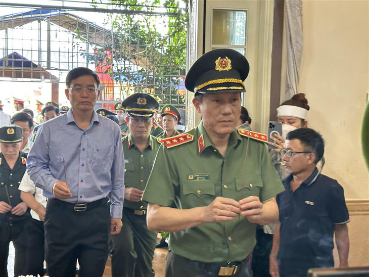 Thứ trưởng Bộ Công an Lương Tam Quang cùng lãnh đạo tỉnh và Công an tỉnh Đắk Lắk đến thăm, viếng các cán bộ Công an xã hi sinh, bị thương trong khi làm nhiệm vụ - Ảnh: Bộ CA